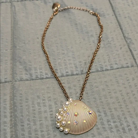 Betsey johnson pale Gold Shell Pendant Necklace with Pearls - Picture 1 of 4